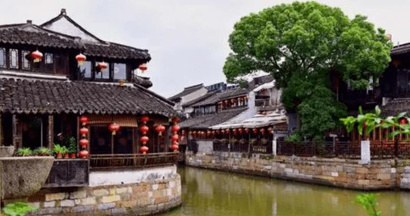 迷路的可爱男孩